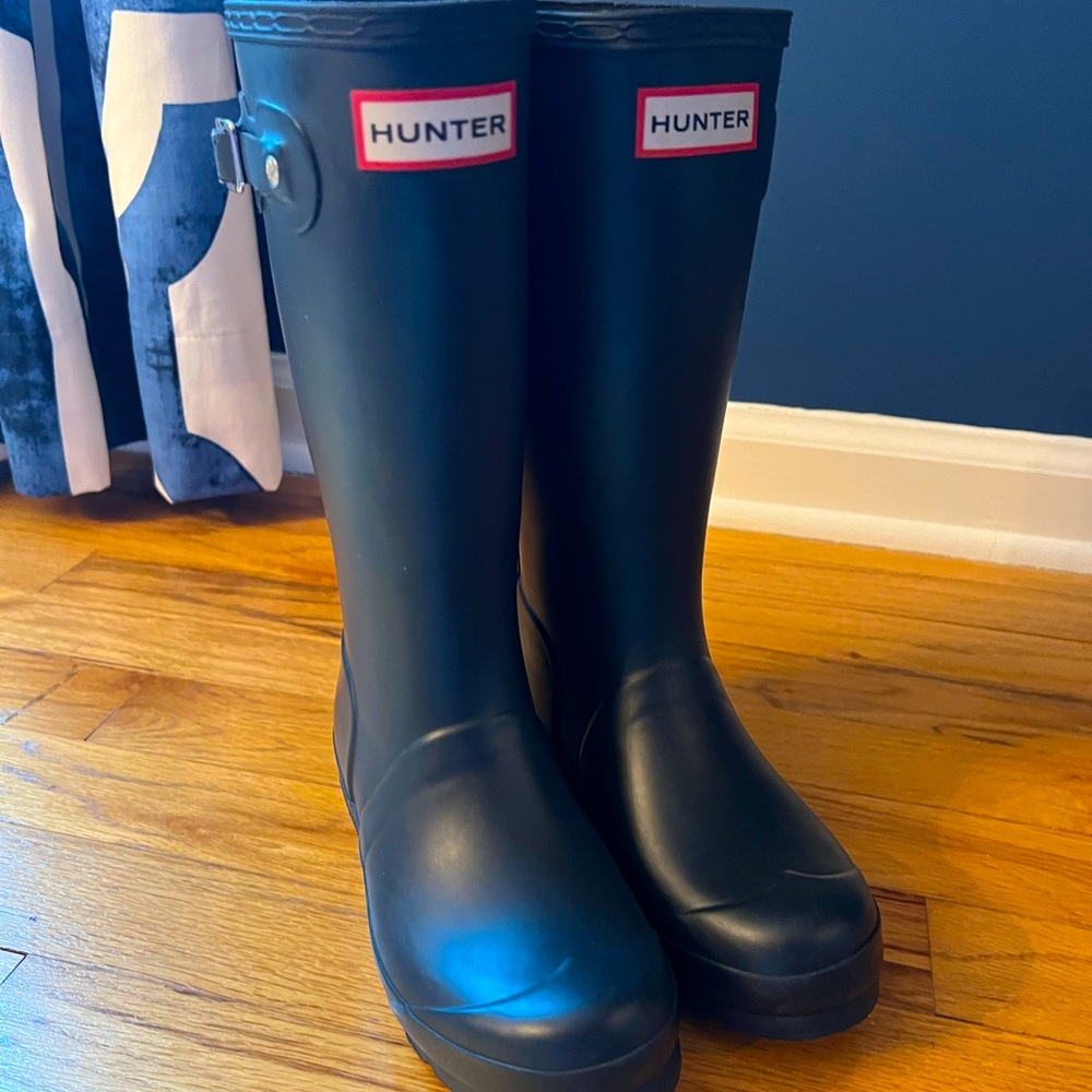 Navy Blue Hunter Boots — kid size 1B/2G w/ bonus fleece boot liners